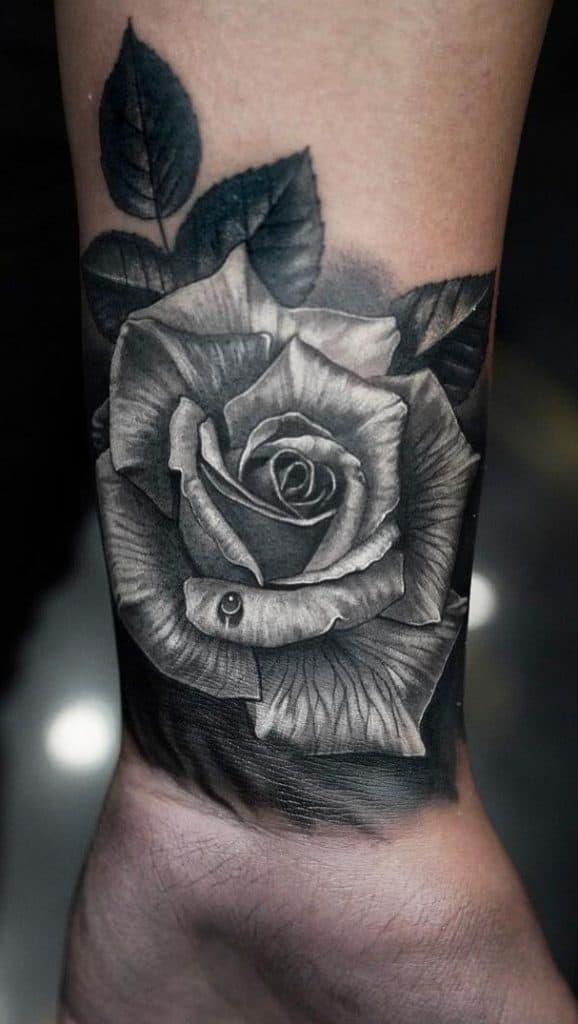 Tatuaje realista de rosa negra y gris