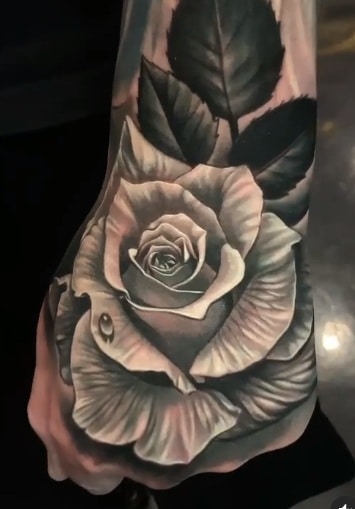 Tatuaje realista de rosa negra y gris