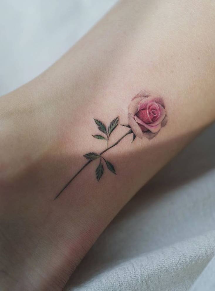Pequeño tatuaje de rosa realista