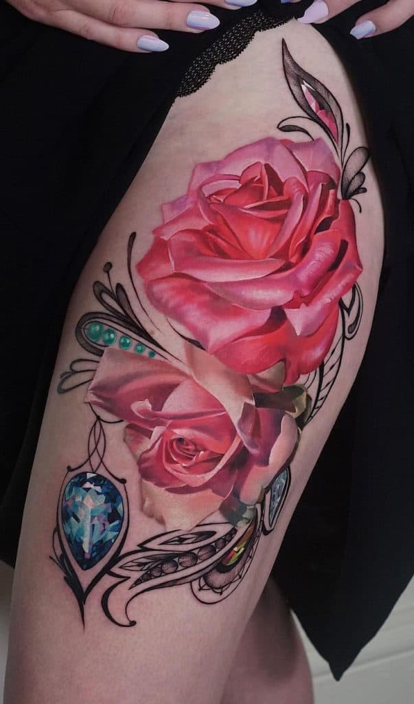 Tatuaje realista de una rosa en el muslo