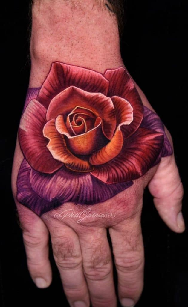 Tatuaje Realista De Rosa En La Mano