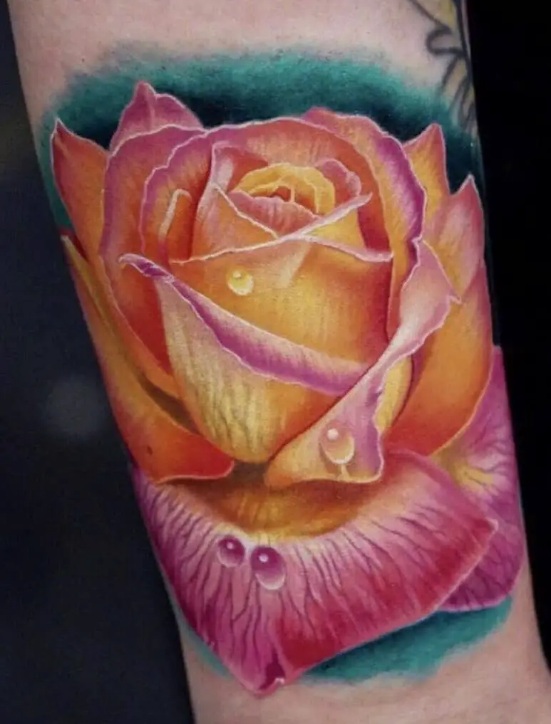 Tatuaje de rosa realista