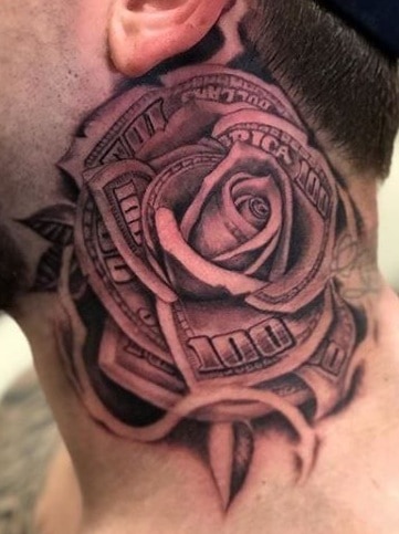 Money Rose Tattoo en el cuello
