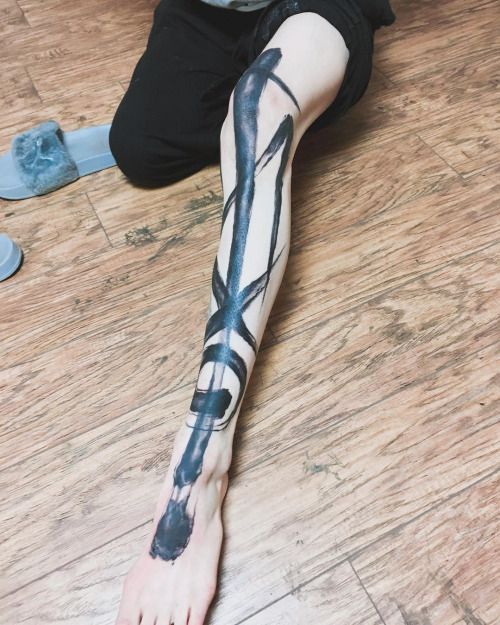Tatuaje de Grimes en la pierna izquierda
