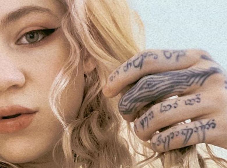 Tatuaje de Grimes en la mano izquierda