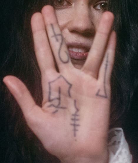 Tatuaje en la mano izquierda de Grimes