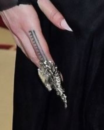 Tatuaje de Grimes con el dedo índice en la mano derecha