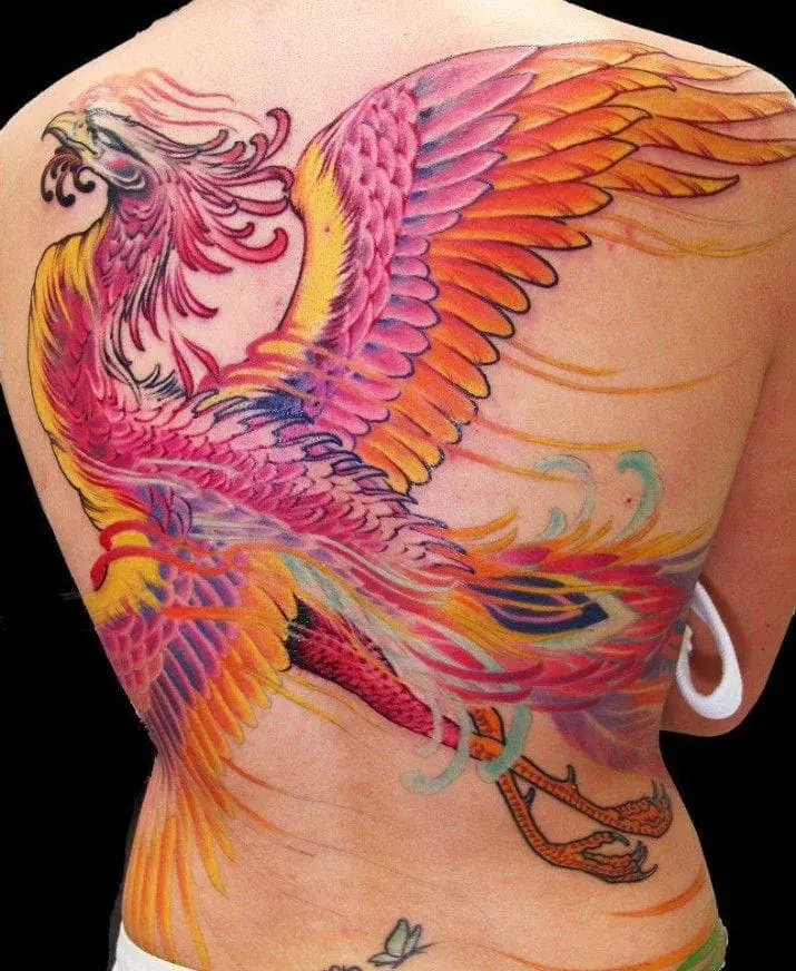 Colores brillantes, diseño radiante y buena ubicación para este tatuaje de Phoenix realizado en Giahi Tattoo Shop.  #giahi # Fénix