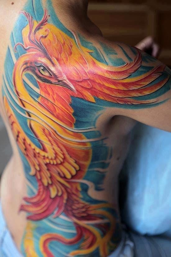Tatuaje de Phoenix muy vivo, artista desconocido.  #fénix # pájaro # color # espalda