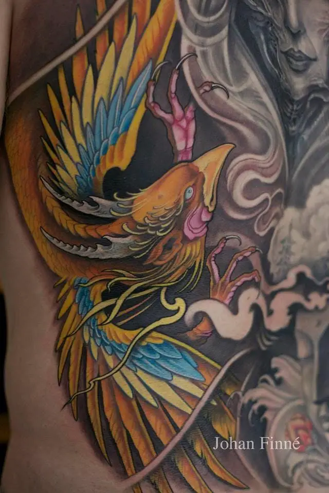Un detalle sobre un hermoso tatuaje de fénix de Johan Finné.  #phoenix #johanfinne