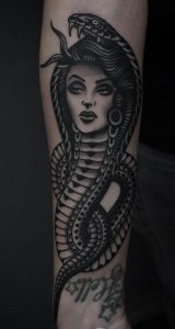 Tatuaje de serpiente tradicional negra y gris