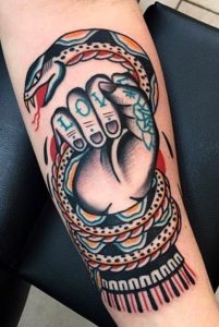 Tatuaje de serpiente tradicional