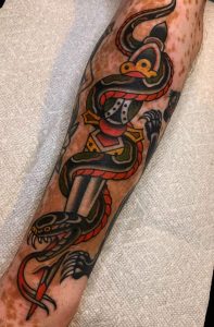 Tatuaje de serpiente tradicional