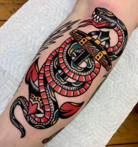 Tatuaje de serpiente tradicional