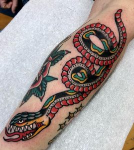 Tatuaje de serpiente tradicional