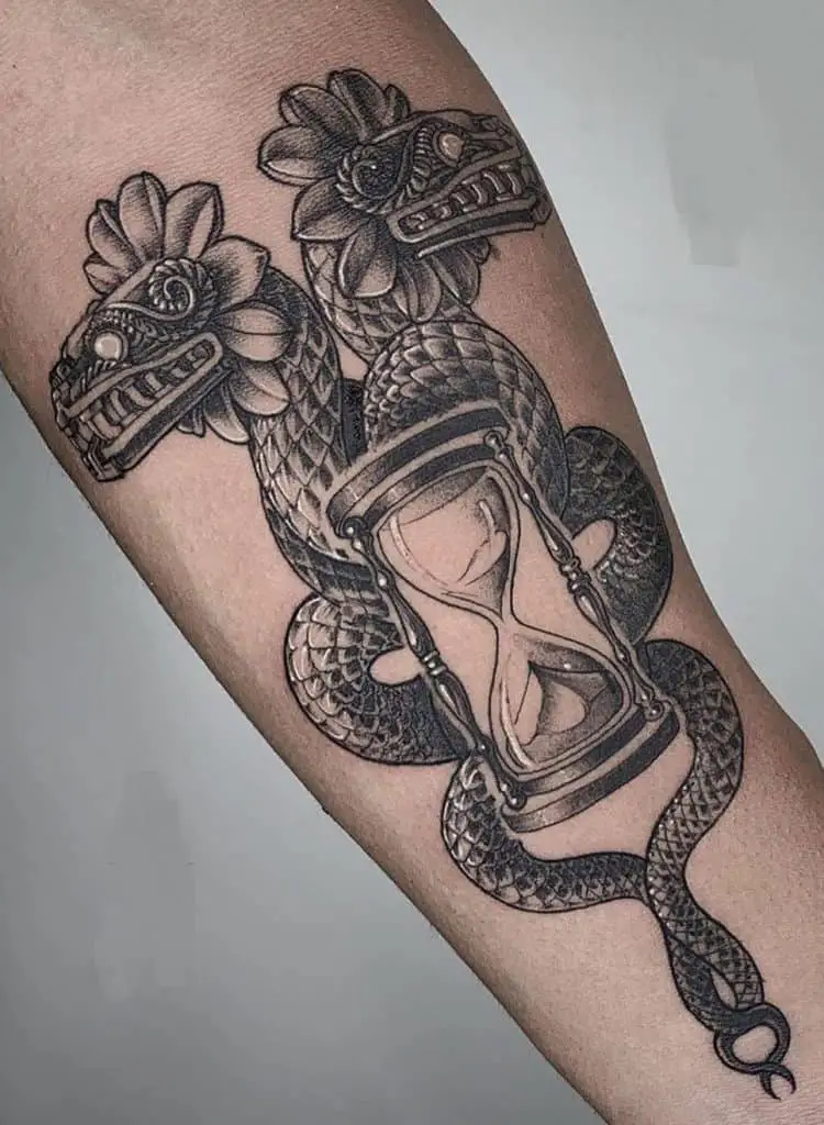 Tatuaje de Quetzalcoatl negro y gris