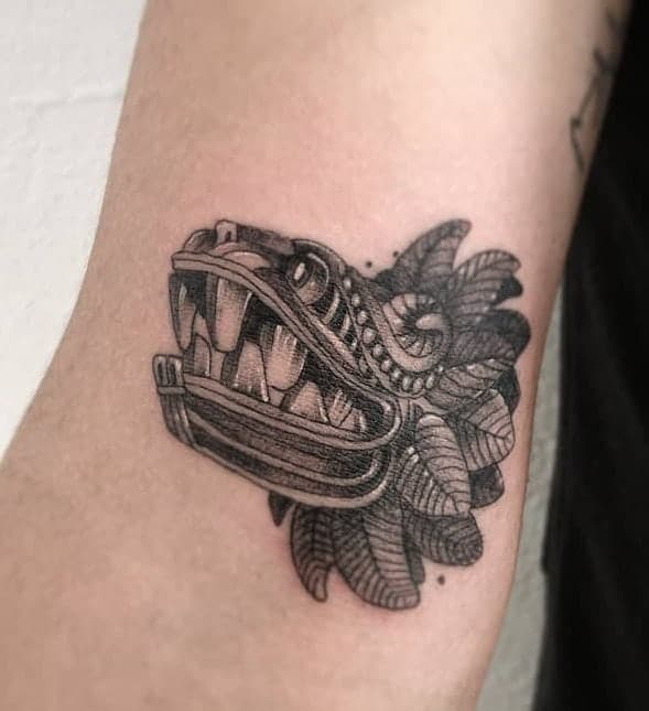 Tatuaje de Quetzalcoatl negro y gris
