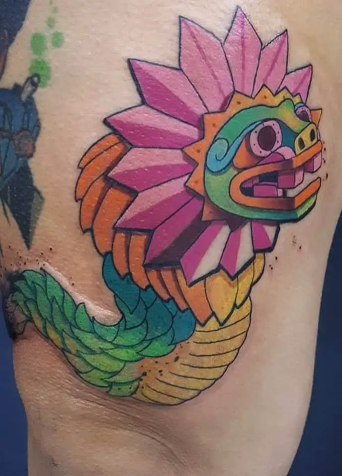 Tatuaje colorido de Quetzalcoatl