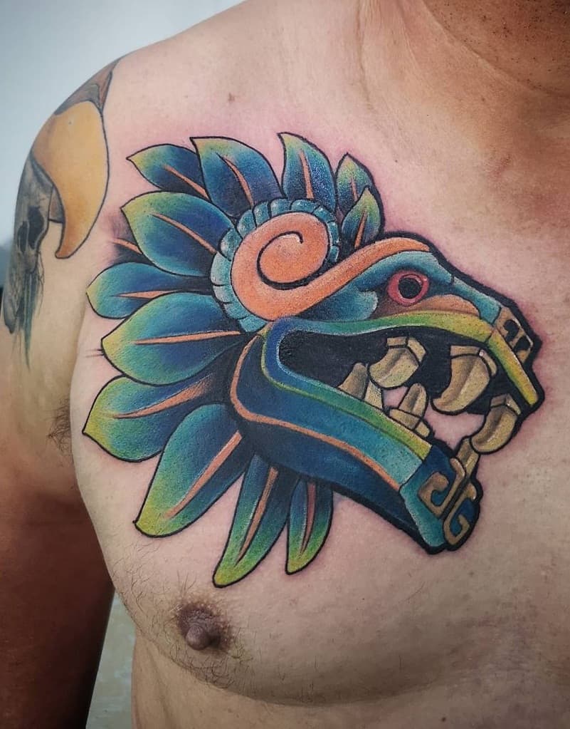 Tatuaje colorido de Quetzalcoatl