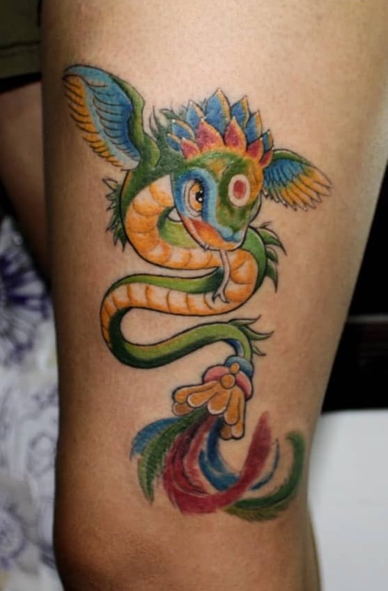 Tatuaje colorido de Quetzalcoatl