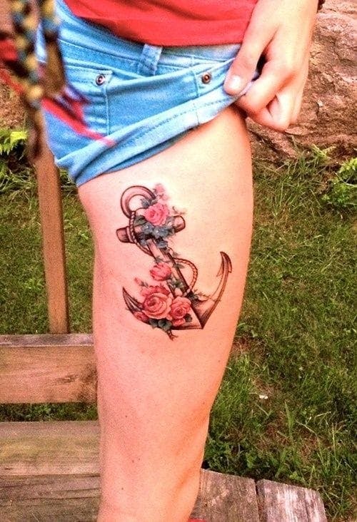Los tatuajes de ancla grandes o pequeños se ven geniales.  Las flores en este tatuaje realmente se suman a él.