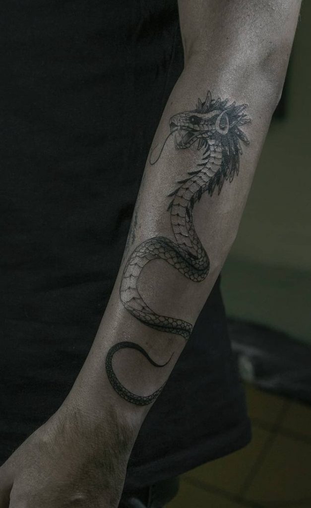 Tatuaje de Quetzalcoatl en el antebrazo
