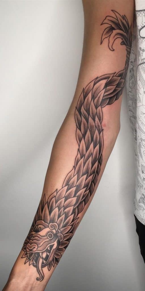Tatuaje de Quetzalcoatl en el antebrazo