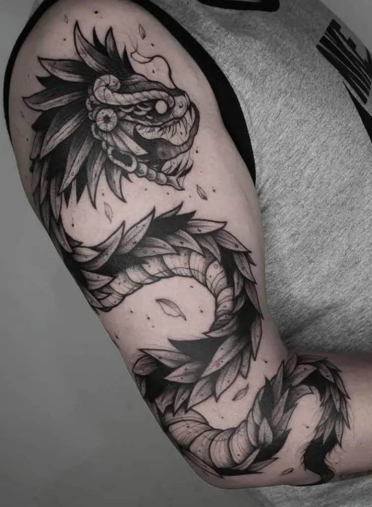 Tatuaje de Quetzalcoatl en el brazo