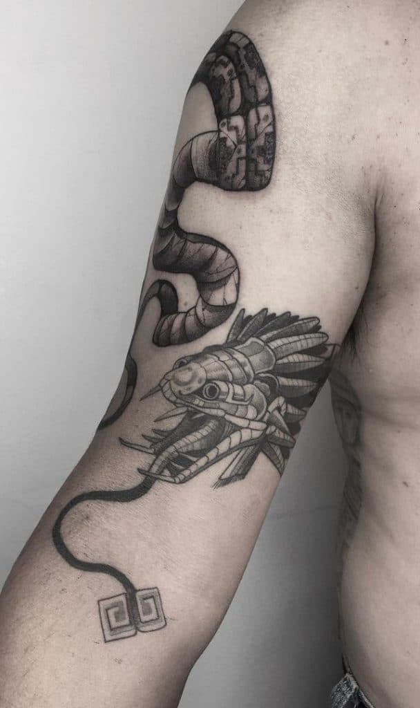 Tatuaje de Quetzalcoatl en el brazo