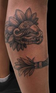 Tatuaje de Quetzalcoatl en la pierna
