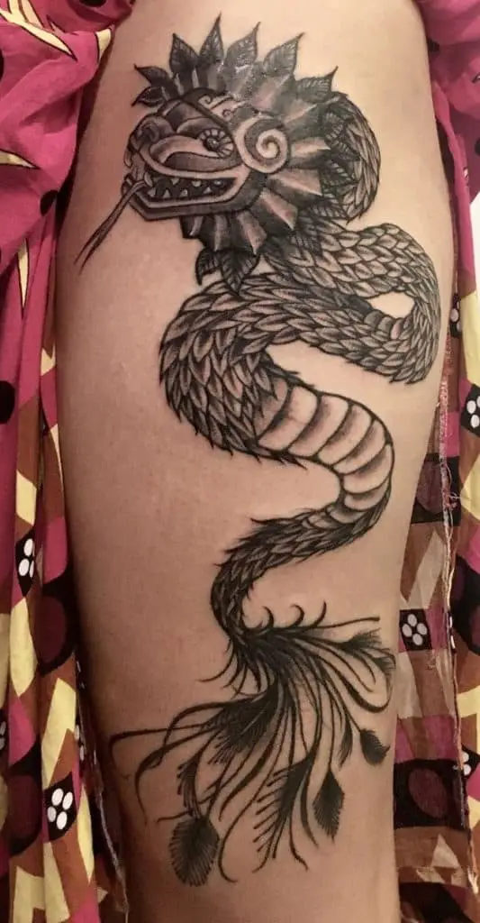 Tatuaje de Quetzalcoatl en la pierna