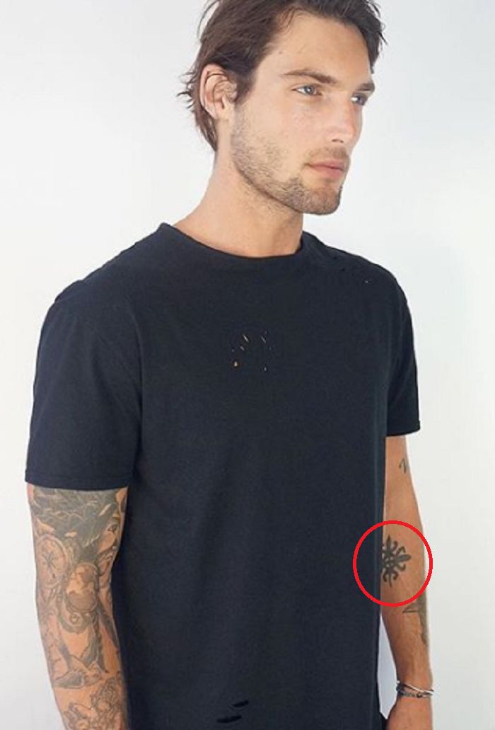 Charlie Wilson - Tatuaje en el antebrazo derecho