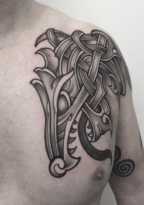 Tatuaje celta en el pecho