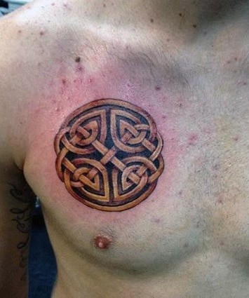 Tatuaje celta en el pecho