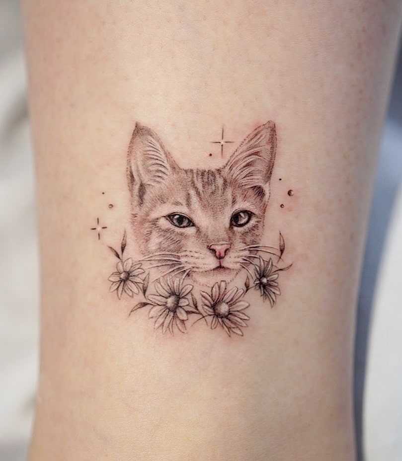 Pequeño tatuaje de gato con tatuajes de flores