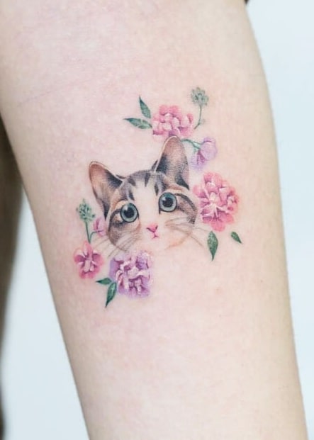 Pequeño tatuaje de gato con tatuaje de flor