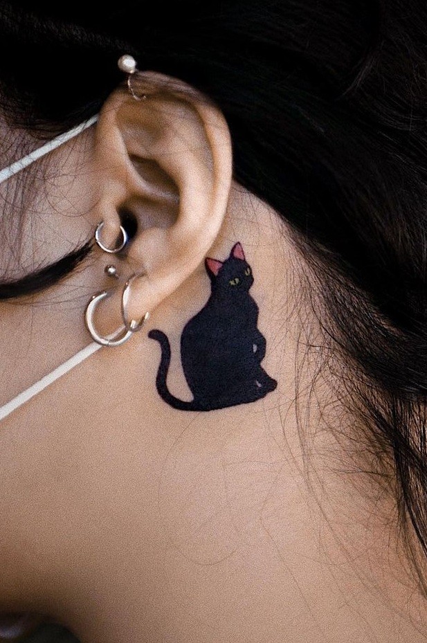 Pequeño tatuaje de gato negro