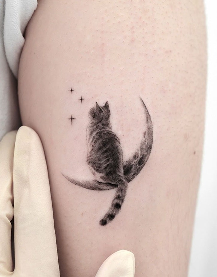 Tatuaje de gato pequeño y tatuaje de luna