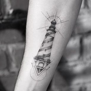 Tatuaje de línea fina de Sanghyuk Ko.  #SanghyukKo #bangbangnyc #newyork #fineline #singleneedle # lighthouse #geometric