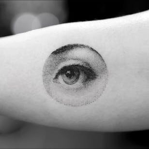 Tatuaje de línea fina de Sanghyuk Ko.  #SanghyukKo #bangbangnyc #newyork #fineline #singleneedle #pointillism #eye