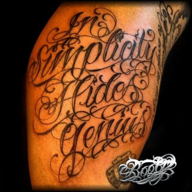 "In Simplicity Hides Genius" de Boog Star.  Boog es famoso por sus letras chicanas, y el tatuaje aquí lo dice todo: a veces, algunas palabras, cuidadosamente elegidas, pueden hacer un gran tatuaje.