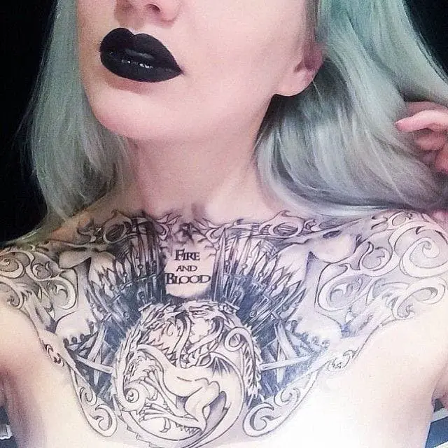 Otro gran tatuaje en el pecho con el símbolo de Targaryen.