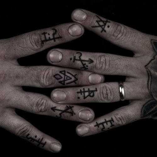 Líneas en negrita dispuestas en símbolos extraños.  Bellamente críptico.  Tatuaje en el dedo por Thomas Hooper, Rock of Ages Tattoo (Austin, Texas)
