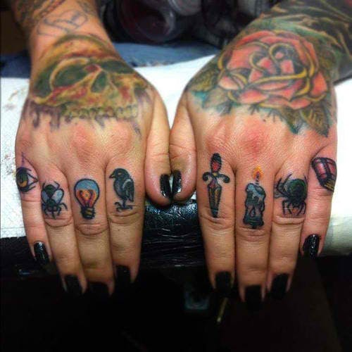 Tatuajes impresionantes en los dedos.  Artista desconocido.  #dedo # tatuajes en el dedo