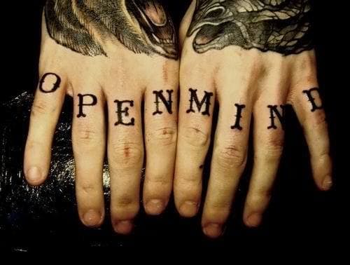 El tatuaje de dedo funciona bien con letras tradicionales.  #fingertattoos # lettering #traditionalletters