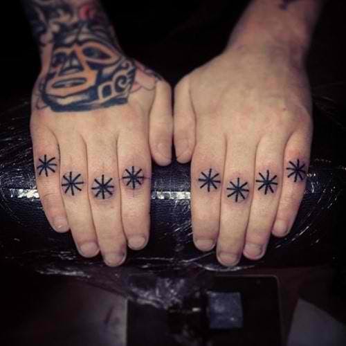 Tatuajes de asterisco en las articulaciones = ¡Ay!  Tatuaje en el dedo de un artista desconocido.  #dedo # tatuajes en el dedo