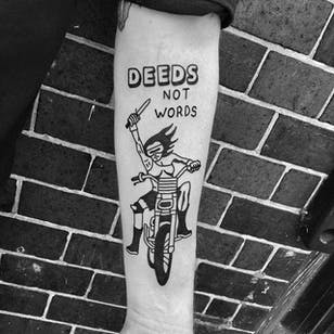 No hagas palabras Tatuaje de motociclista de Eterno8 @ Eterno8 # Eterno8 # negro # tradicional # trabajo negro # negrita # declaración # trabajo negro Tatuaje # motocicleta # acciones no palabras