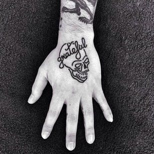 Diseño de tatuaje de mano agradecido por Eterno8 @ Eterno8 # Eterno8 # negro # tradicional # trabajo negro # negrita # declaración # tatuaje de trabajo negro # agradecido # cráneo # tatuaje de mano