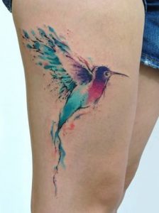 Tatuaje simple de acuarela de colibrí