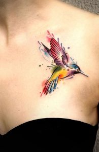 Tatuaje de colibrí acuarela